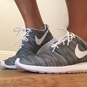 NIKE Roshe size 7.5